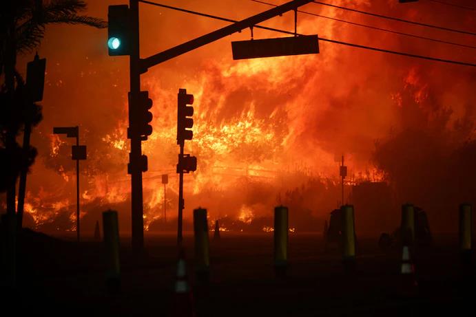 Un quinto incendio crece con rapidez en Hollywood y amenaza los símbolos de la meca del cine