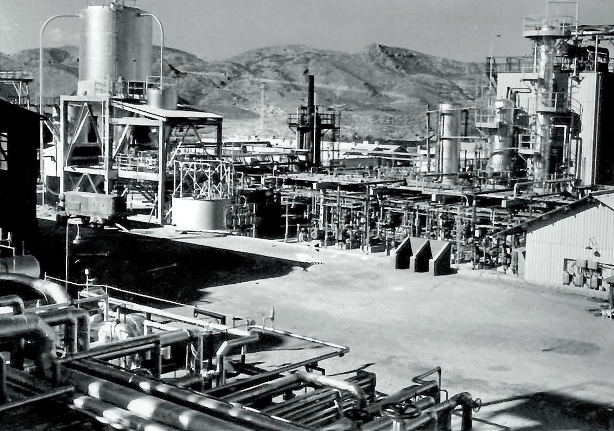 Imagen principal - 1. Interior del complejo industrial, en 1955, donde se ve una de las unidades de producción. 2. Vista general de la refinería y de los tanques de almacenamiento, en una fotografía datada en los años sesenta cedida por la compañía. Un grupo de trabajadores, en la refinería, en una imagen del Archivo Municipal.