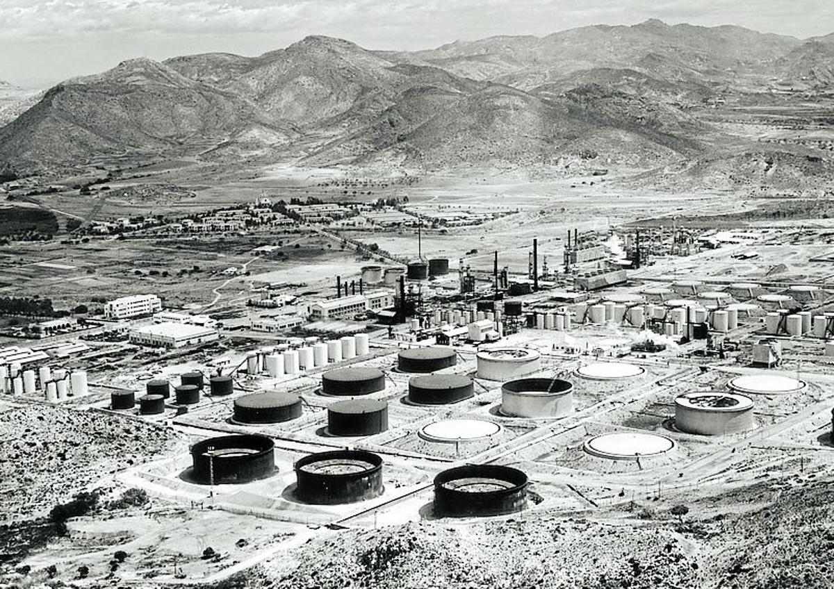 Imagen secundaria 1 - 1. Interior del complejo industrial, en 1955, donde se ve una de las unidades de producción. 2. Vista general de la refinería y de los tanques de almacenamiento, en una fotografía datada en los años sesenta cedida por la compañía. Un grupo de trabajadores, en la refinería, en una imagen del Archivo Municipal.