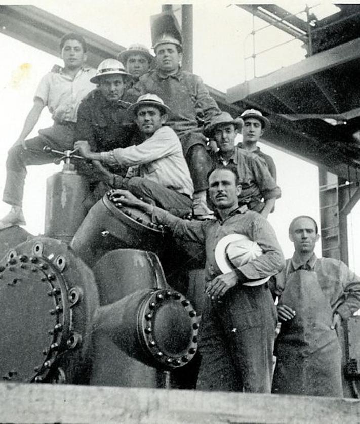 Imagen secundaria 2 - 1. Interior del complejo industrial, en 1955, donde se ve una de las unidades de producción. 2. Vista general de la refinería y de los tanques de almacenamiento, en una fotografía datada en los años sesenta cedida por la compañía. Un grupo de trabajadores, en la refinería, en una imagen del Archivo Municipal.