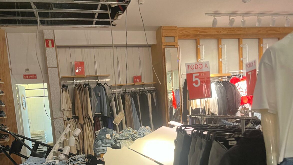 Se derrumba el techo de una tienda de ropa del centro de Murcia