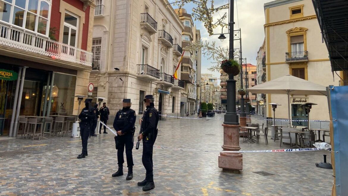 Acordonan la puerta de Capitanía General de Cartagena por dos objetos sospechosos