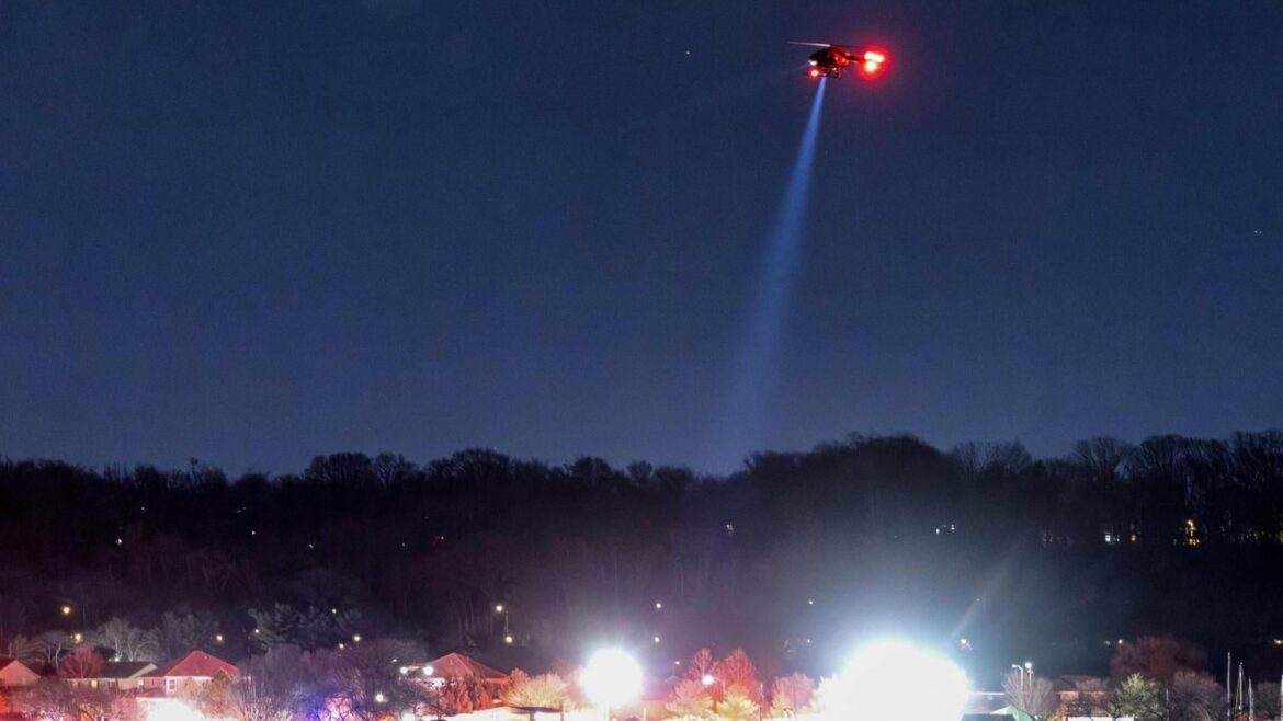 Un avión con 64 pasajeros choca en el aire con un helicóptero en Washington: «Cayeron al río en una bola de fuego»