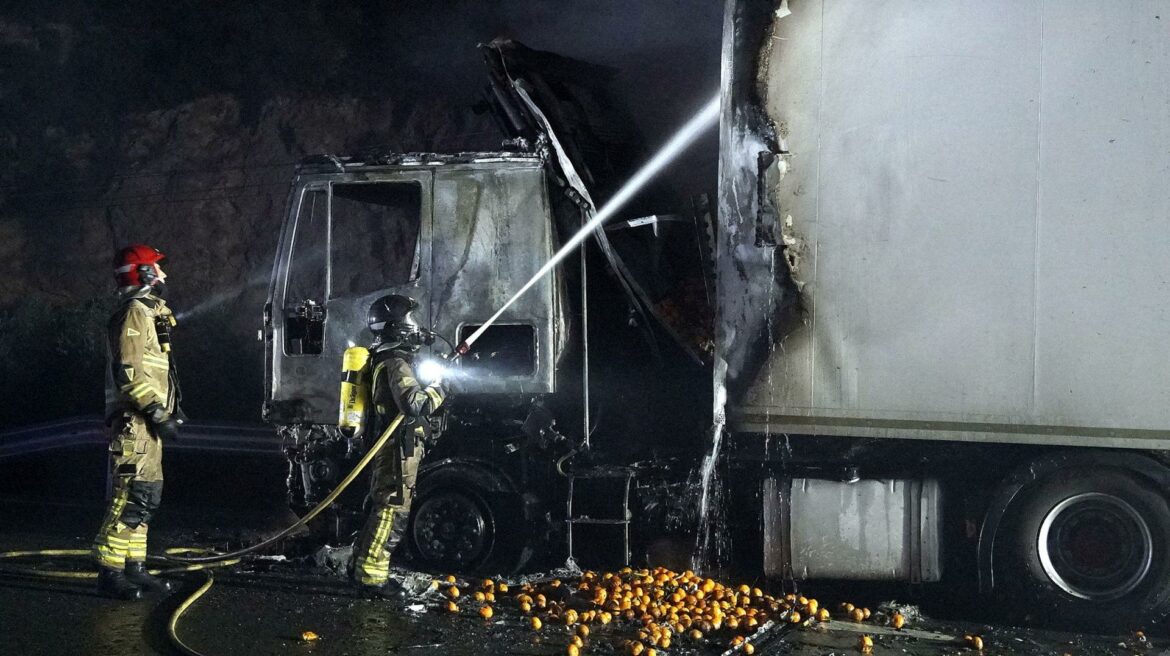 Un camión cargado de mandarinas sufre un incendio a la salida del casco urbano de Abarán