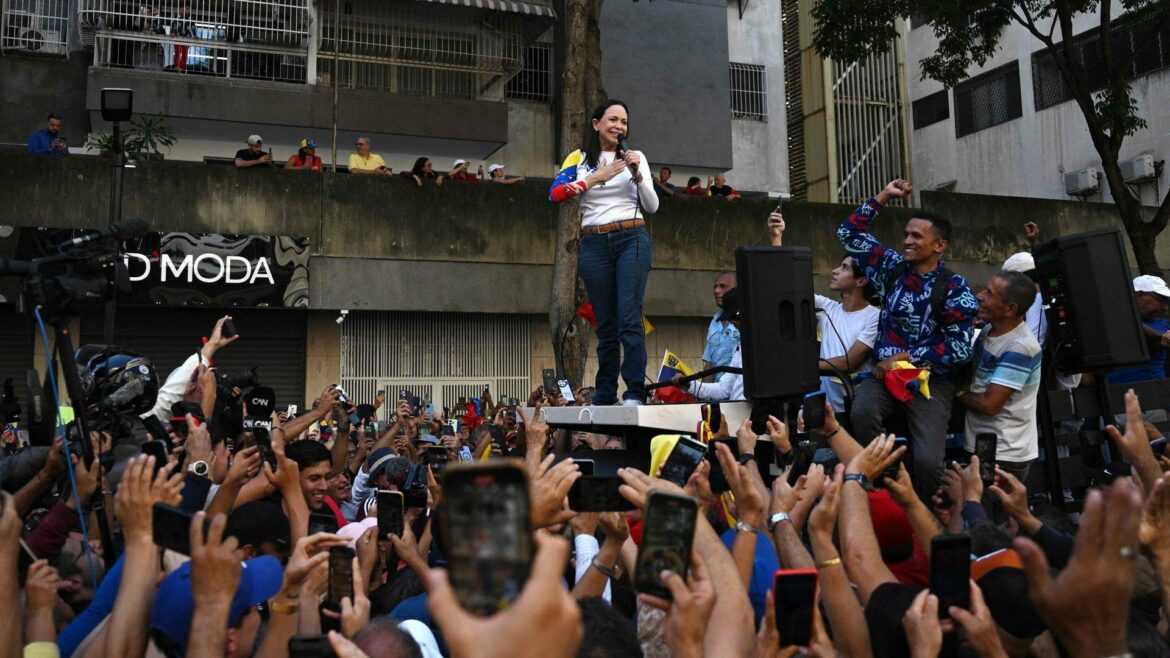 El régimen chavista detiene a tiros a María Corina Machado en Caracas