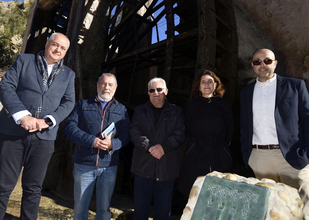 Imagen secundaria 1 - Noria Grande de Abarán el día en que se instaló la placa. Foto de familia junto a la placa del premio Hispania Nostra instalado al lado de la Noria Grande de Abarán. Detalle de los canjilones de la Noria Grande de Abarán.