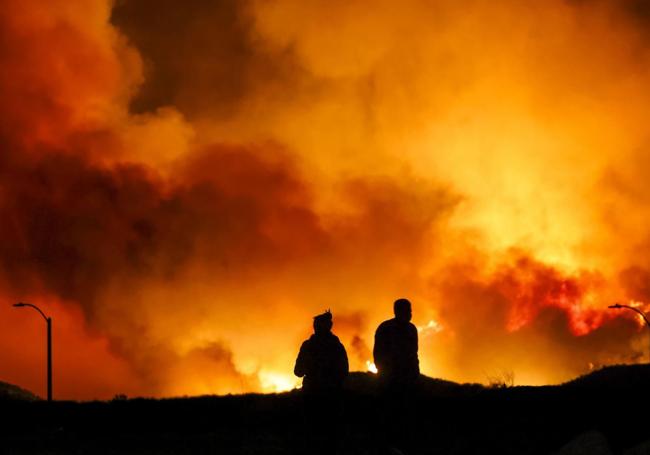 Un nuevo incendio al norte de Los Ángeles obliga a evacuar a 31.000 personas