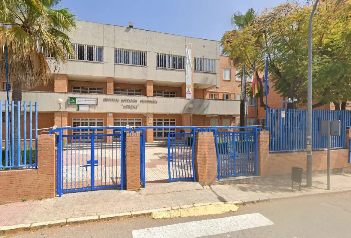 Muere un menor apuñalado a la salida del instituto en una localidad sevillana