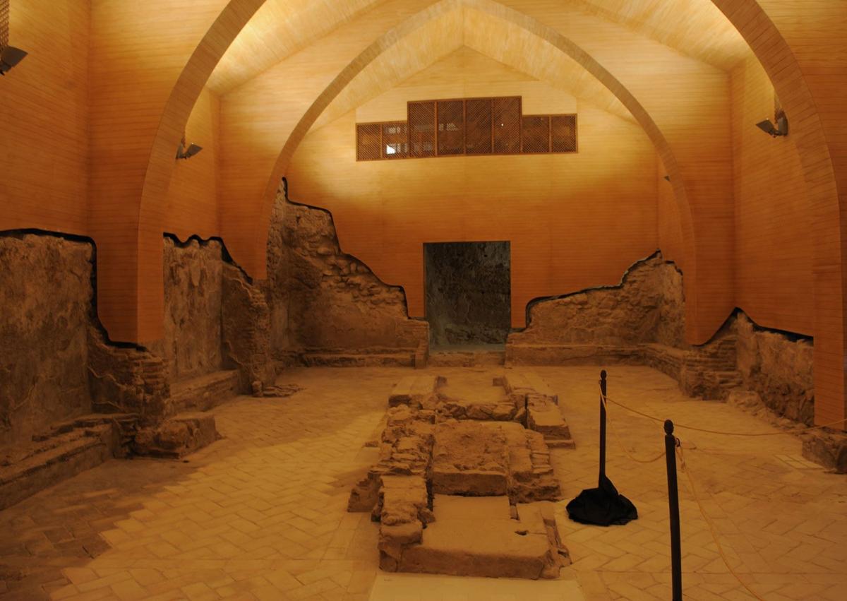 Imagen secundaria 1 - Casas de la judería excavadas en el interior del Castillo de Lorca. Interior de la sinagoga medieval de Lorca. Señalización unificada de 'Caminos de Sefarad'.