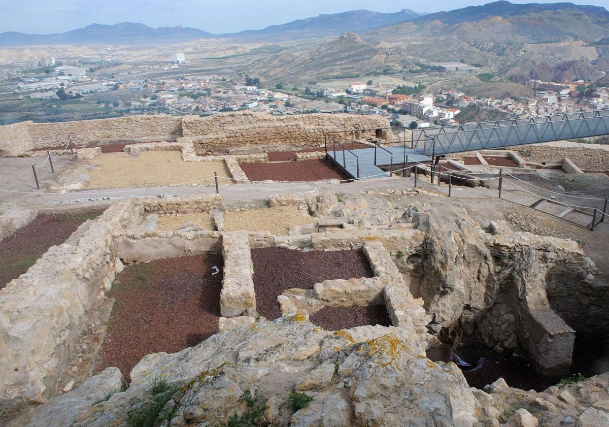 Imagen principal - Casas de la judería excavadas en el interior del Castillo de Lorca. Interior de la sinagoga medieval de Lorca. Señalización unificada de 'Caminos de Sefarad'.