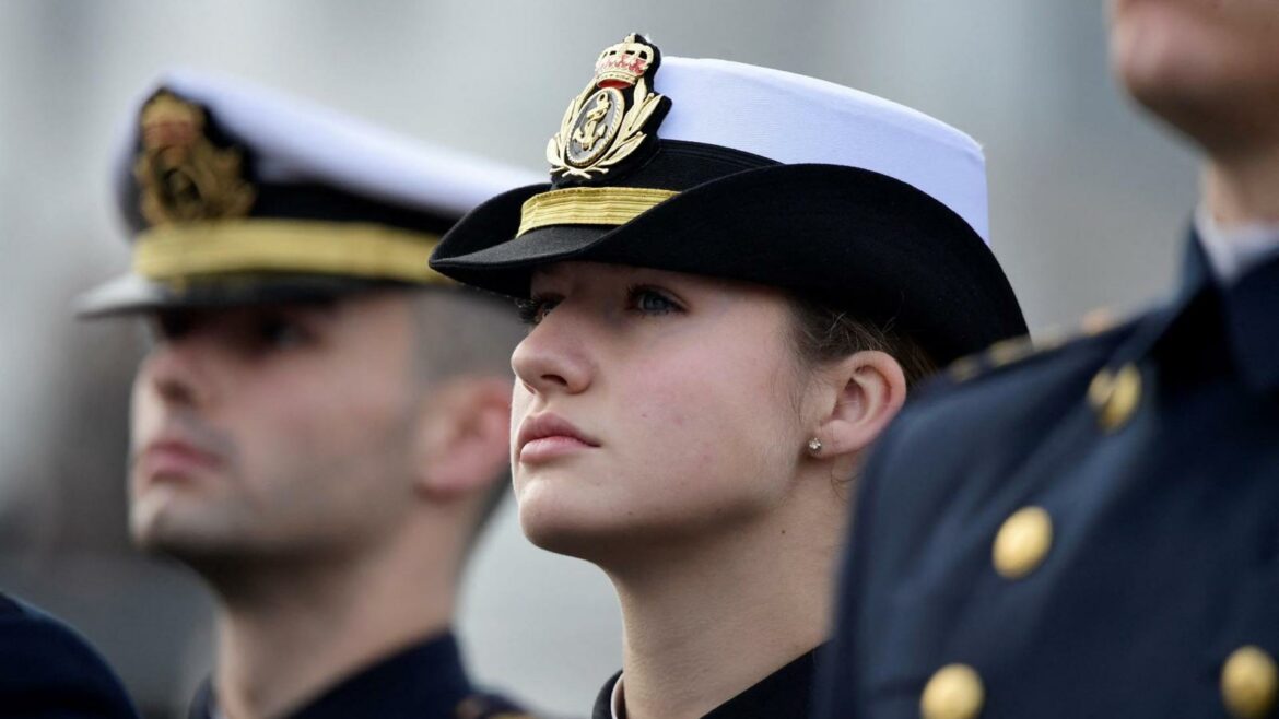 La princesa de Asturias pone rumbo a América en el Juan Sebastián Elcano, con los Reyes de testigos