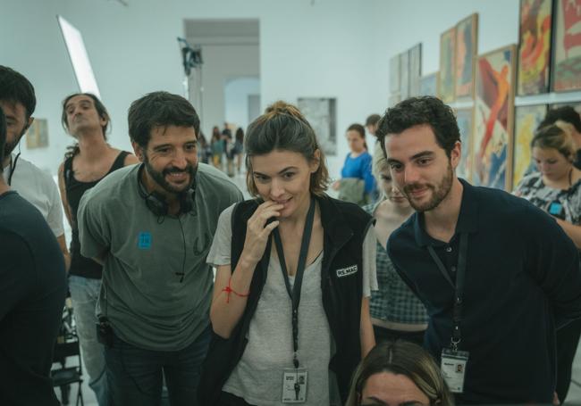 Marta Nieto y parte del equipo observa el combo, durante el rodaje.