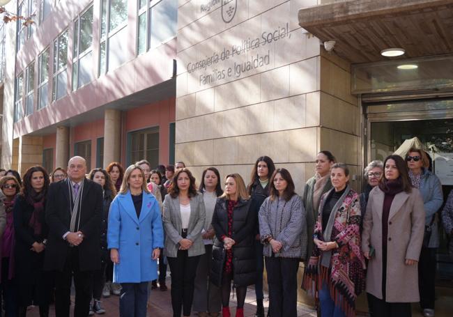 Minuto de silencio en la puerta de la Consejería de Política Social en repulsa por el crimen.