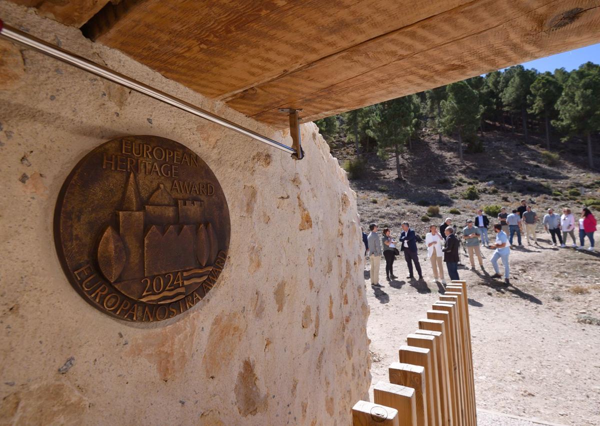 Imagen secundaria 1 - Dos de los pozos de la nieve de Sierra Espuña restaurados en el proyecto premiado por Europa Nostra. Detalle de la placa del premio Europa Nostra, instalada en la entrada del pozo número 11, el más grande del conjunto, con las autoridades en el exterior del edificio. Detalle de la cúpula del pozo número 11, con un óculo abierto en la parte superior, y la pasarela instalada para facilitar la visita a los turistas y ciudadanos.