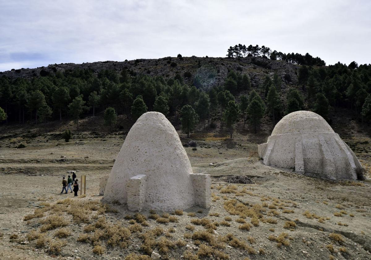 Imagen principal - Dos de los pozos de la nieve de Sierra Espuña restaurados en el proyecto premiado por Europa Nostra. Detalle de la placa del premio Europa Nostra, instalada en la entrada del pozo número 11, el más grande del conjunto, con las autoridades en el exterior del edificio. Detalle de la cúpula del pozo número 11, con un óculo abierto en la parte superior, y la pasarela instalada para facilitar la visita a los turistas y ciudadanos.