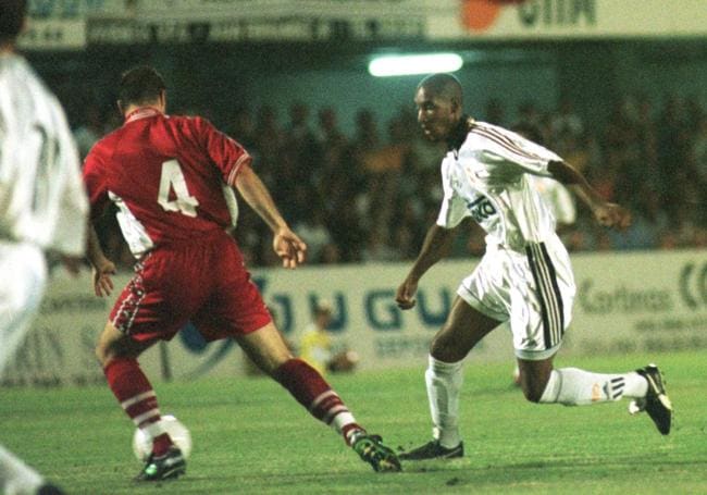 Anelka, en el Trofeo Bahía de Cartagena de 1999, cuando el rival del Real Madrid fue el Perugia italiano.