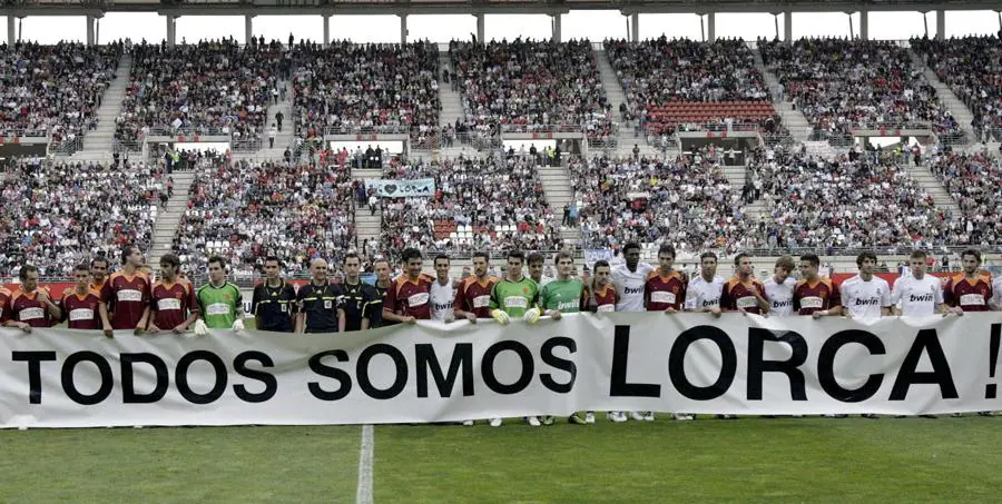 La selección regional y el Real Madrid forman antes del amistoso por Lorca de 2011.