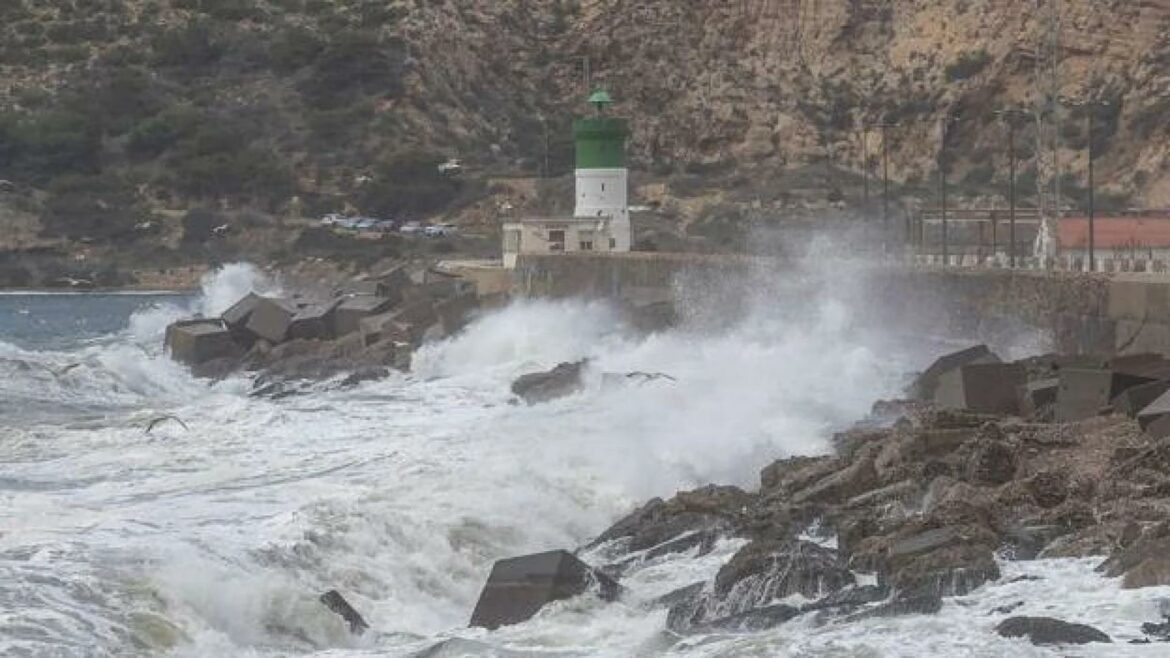 Aemet activa para este lunes un aviso amarillo y otro naranja por vientos y fenómenos costeros en la Región de Murcia