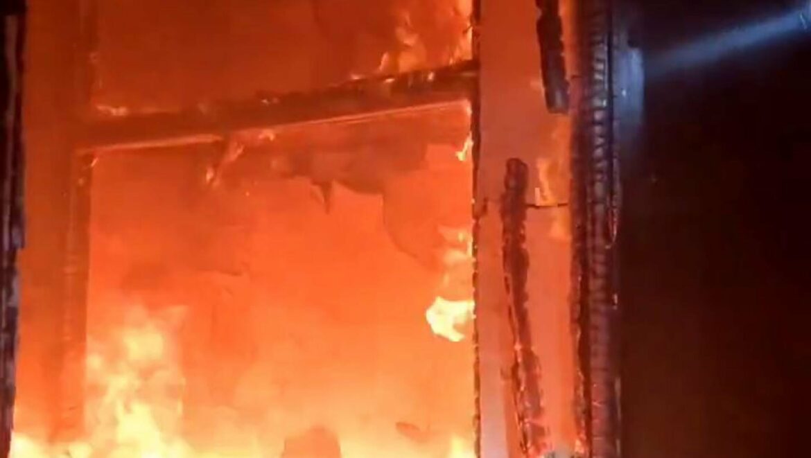 Atendido por inhalación de humo al incendiarse su piso en Murcia