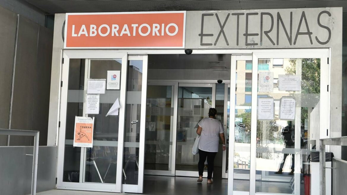 Los pacientes de Lorca y Yecla esperan entre 3 y 4 meses más que los de Murcia para una primera cita con el especialista