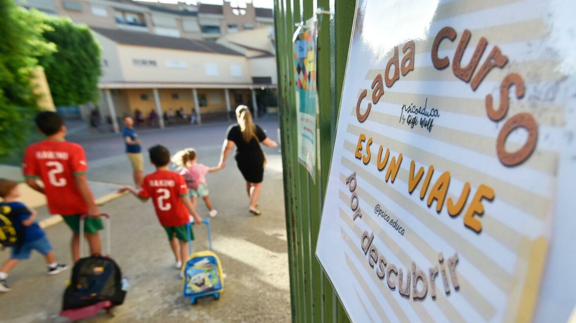 Las familias de la Región de Murcia podrán pedir plaza en los colegios, institutos y escuelas desde el 14 de marzo