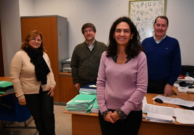 María José Peñalver, en el Centro de Farmacovigilancia de Murcia, junto a algunos de sus compañeros.