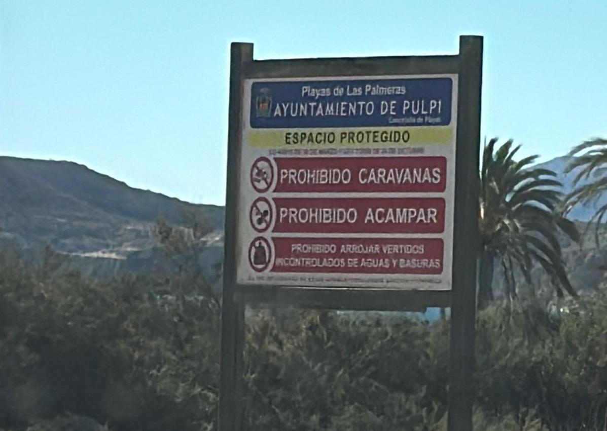 Imagen secundaria 1 - Señales de prohibido aparcar y transitar el sábado en Cuatro Calas (caída), Pulpí (Almería) y Matalentisco. 