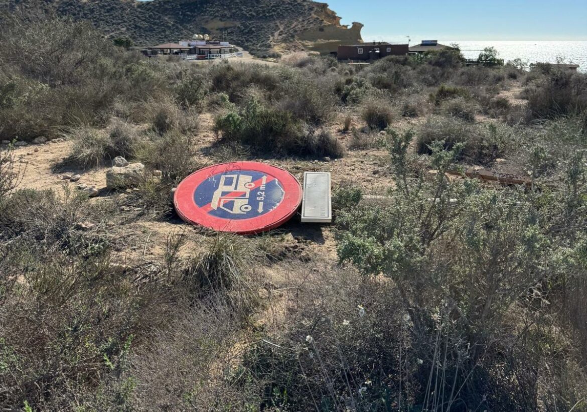 Medio Ambiente intensifica la vigilancia en el litoral protegido de Cuatro Calas de Águilas