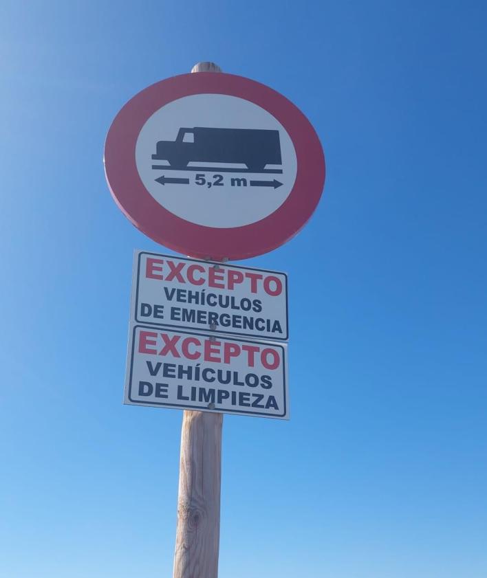 Imagen secundaria 2 - Señales de prohibido aparcar y transitar el sábado en Cuatro Calas (caída), Pulpí (Almería) y Matalentisco. 