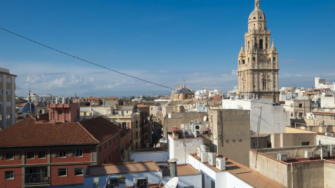 Ni una mesa más en las terrazas de las plazas del casco histórico de Murcia