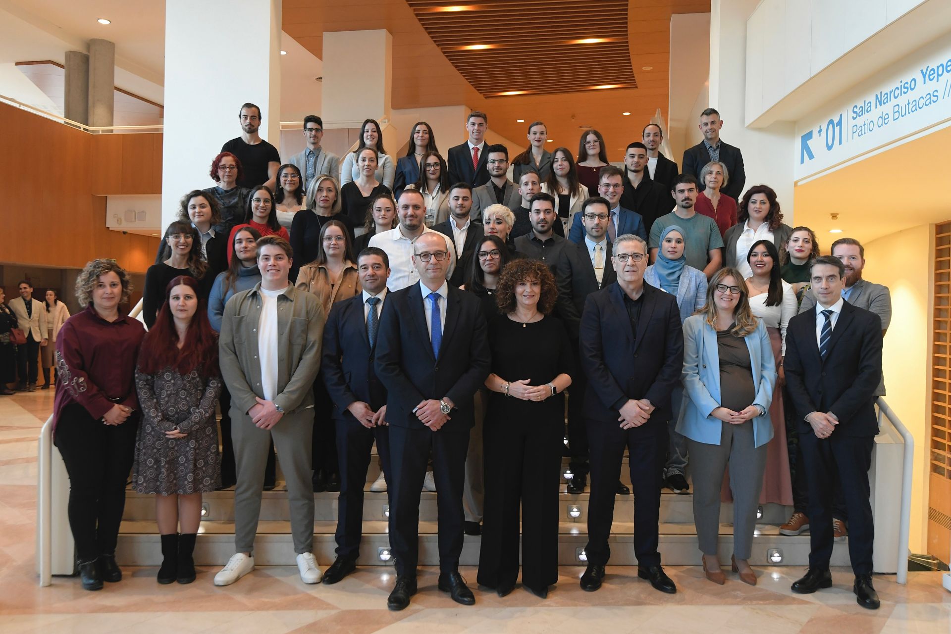 Los alumnos de Formación Profesional distinguidos por sus buenos expedientes, ayer, con el consejero de Educación en el Auditorio.