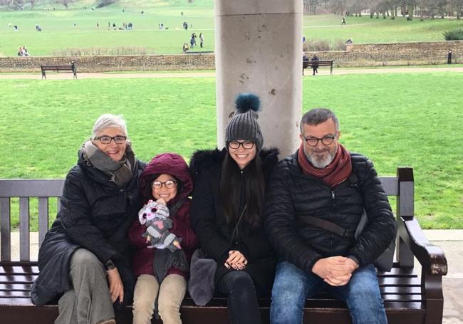 En familia. Yolanda, su marido y sus hijas, durante un viaje a Londres en uno de los intercambios.