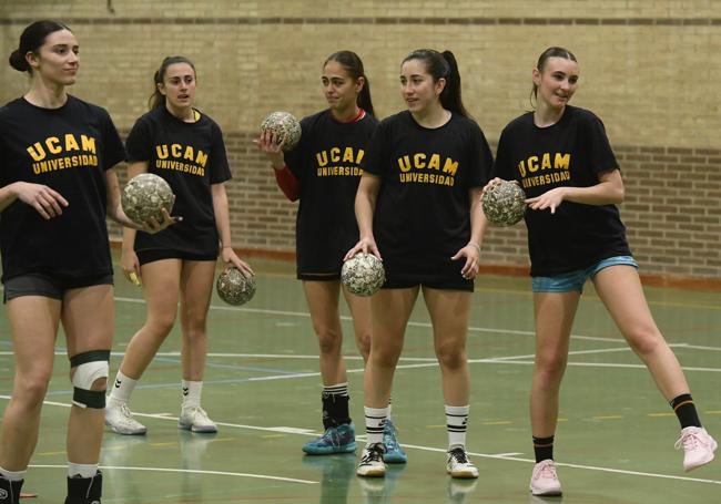 Las jugadoras del UCAM Balonmano Murcia realizan ejercicios en una sesión de entrenamiento.