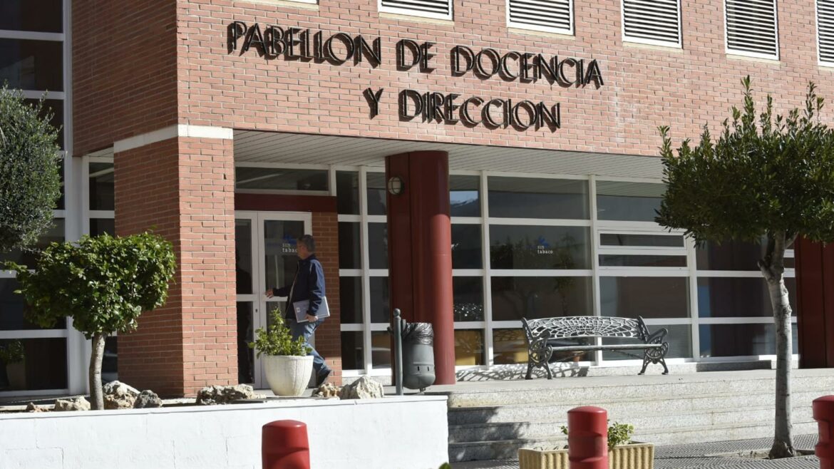 La Policía registra la Arrixaca en su investigación del presunto fraude de las prótesis