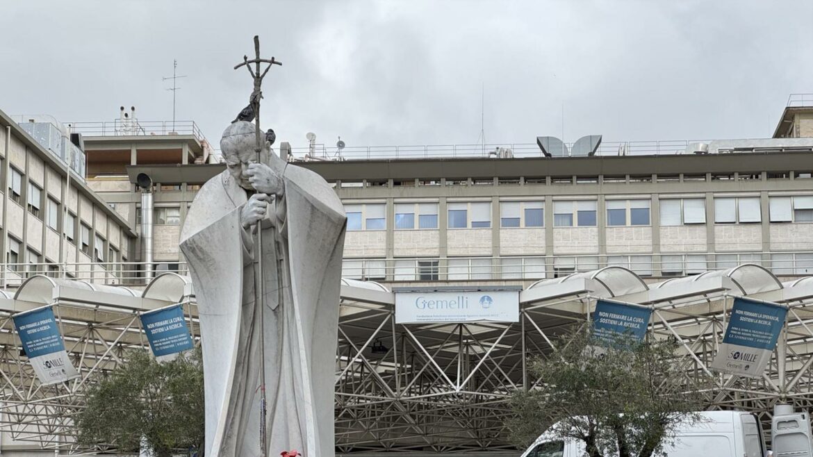 El Papa pasa «sereno» su primera noche hospitalizado por la bronquitis