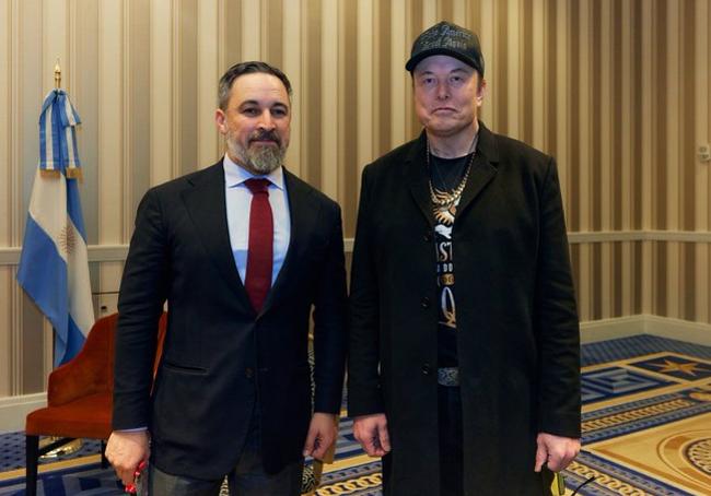 Milei regala a Musk una motosierra durante la reunión de la extrema derecha en Washington
