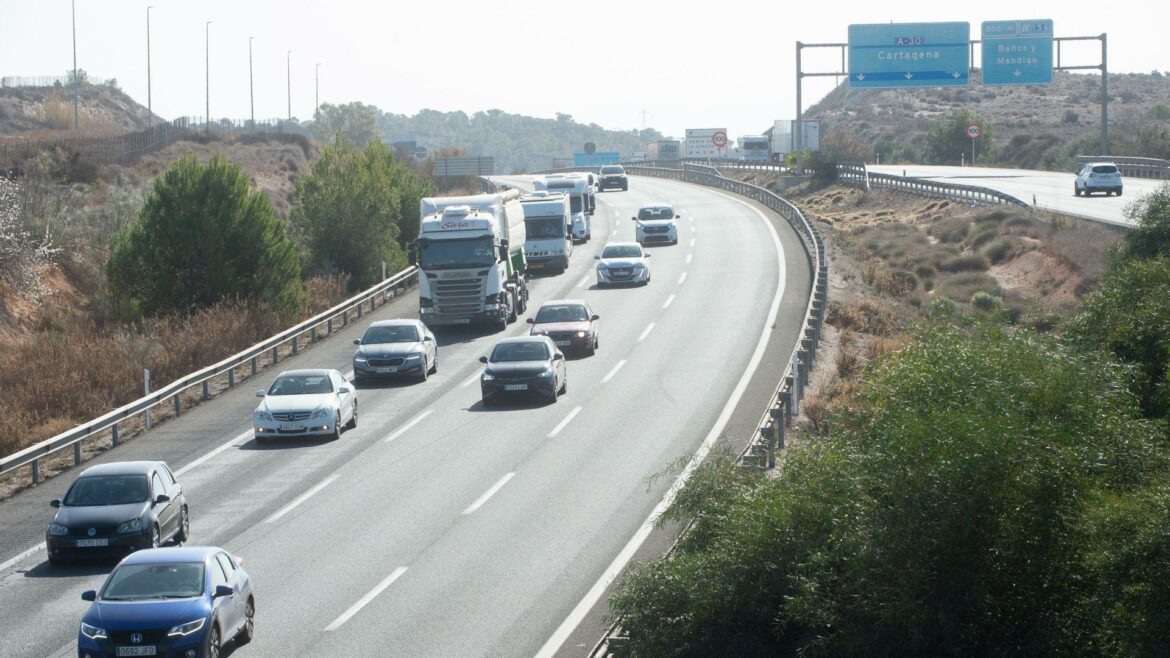 La presencia de un caballo en la autovía A-30 en Murcia causa retenciones a la bajada del puerto de la Cadena