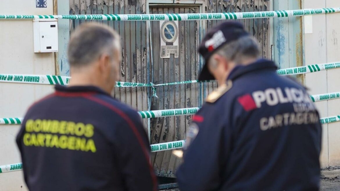 Un incendio calcina una nave de Cabezo Beaza y afecta a otras en Cartagena