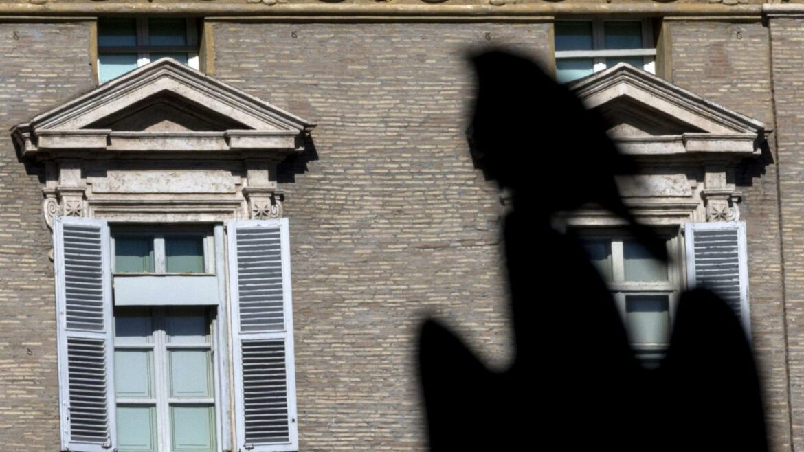 El Papa continúa hospitalizado porque «necesita todavía un poco más de tratamiento» para la bronquitis