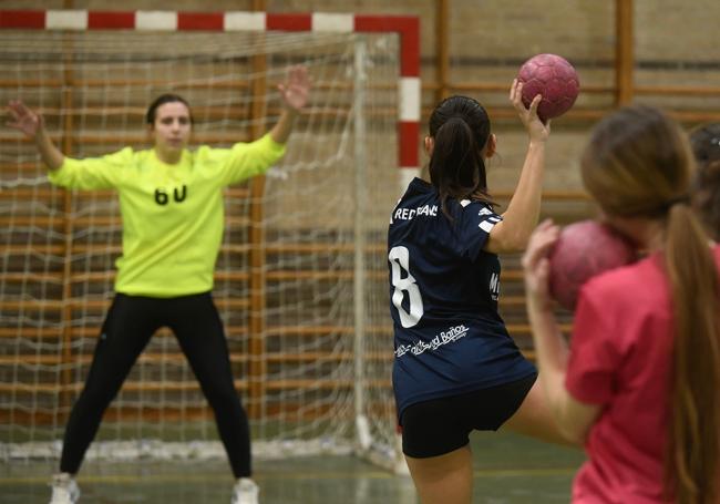 Una jugadora de la cantera del UCAM, a punto de lanzar a portería en busca de un gol en un entrenamiento de la pasada semana.