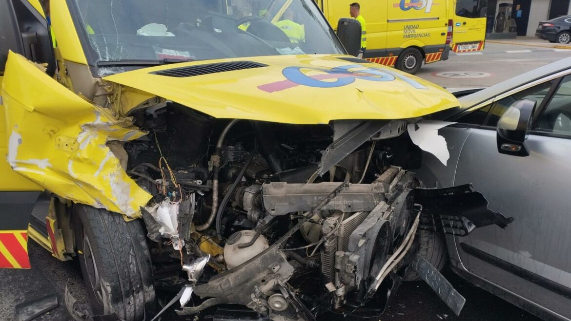 Un sanitario herido al chocar una ambulancia contra un coche en Murcia