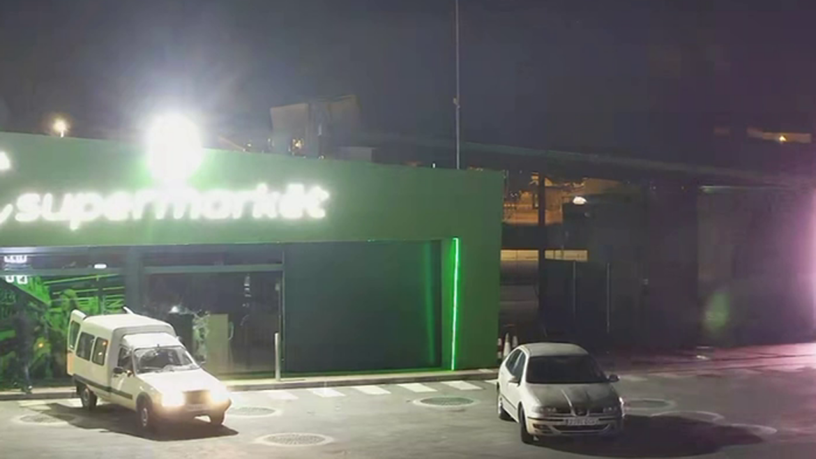 Así fue el robo de la caja y la máquina de tabaco de una estación de servicio de Torre Pacheco