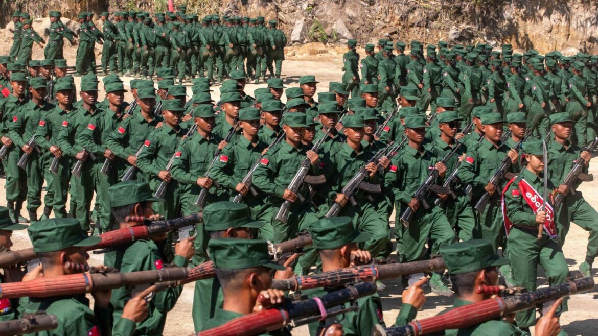 Los guerrilleros prodemocracia de Myanmar dejan 22 soldados muertos en su rápido avance