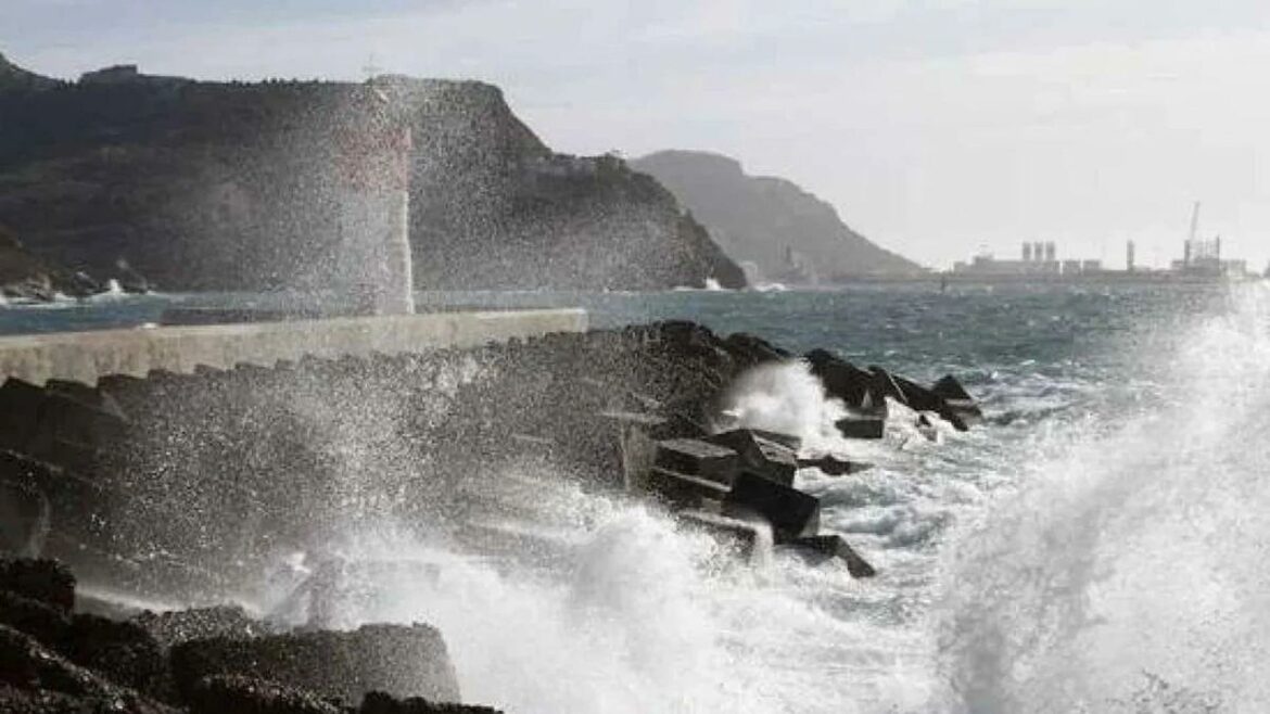 Aemet avisa de fuertes vientos por la borrasca en la costa de la Región de Murcia