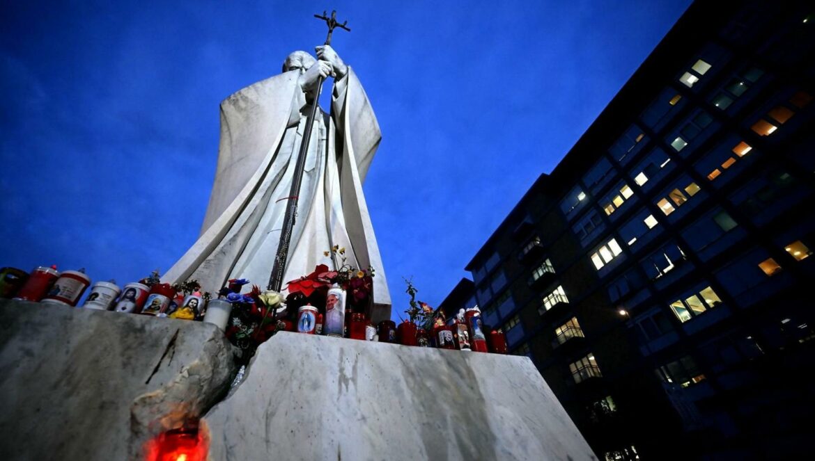 Los médicos confirman que el Papa seguirá hospitalizado: «Es un paciente frágil, no está fuera de peligro»