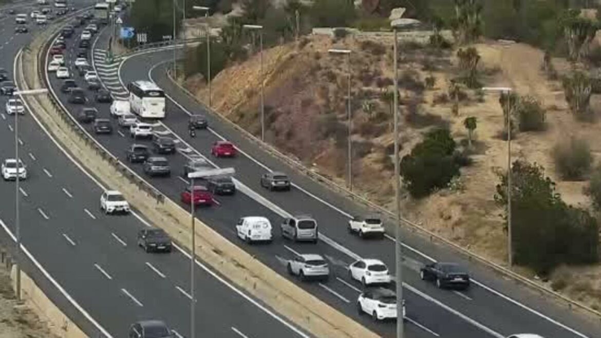 Retenciones de varios kilómetros en la A-30 a su paso por Murcia y arde un coche tras volcar a la altura del aeropuerto