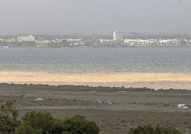 Lengua de barro que nacía ayer en la desembocadura de la rambla del Albujón, en el Mar Menor, tras las lluvias del fin de semana.