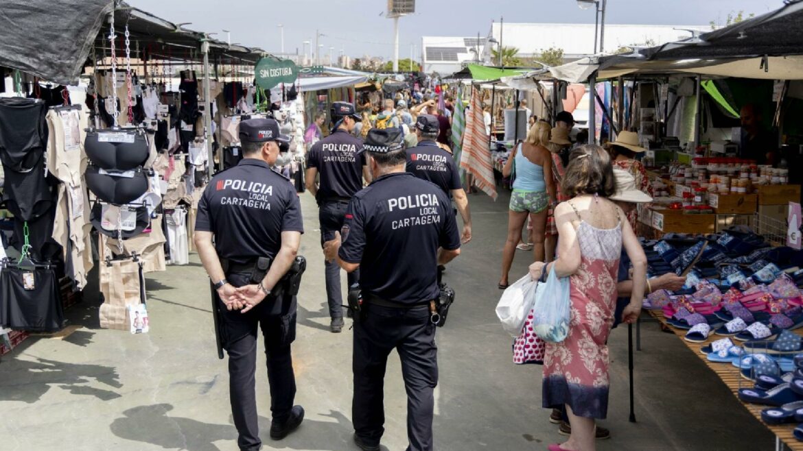 Los vecinos de Cabo de Palos proponen crear parkings junto al cine y el mercadillo