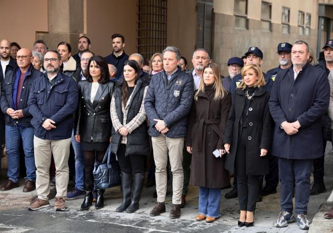 Minuto de silencio en la plaza de España de Lorca por el fallecimiento del vecino de Ramonete.