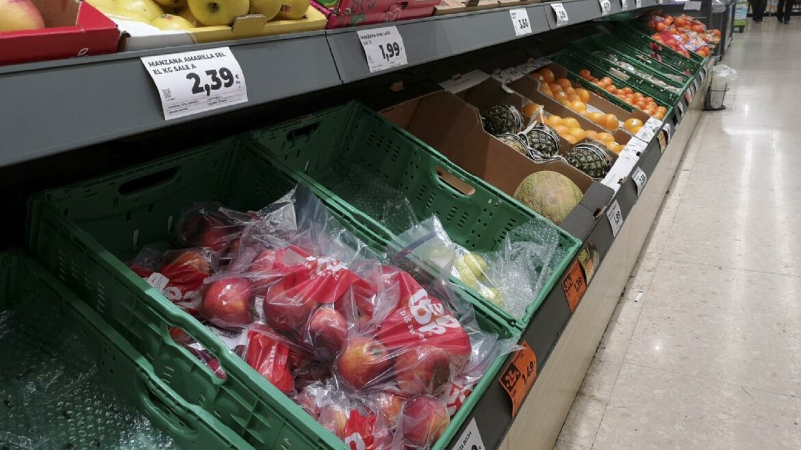 El sector hortofrutícola, en pie de guerra por la norma que limita el uso de plástico